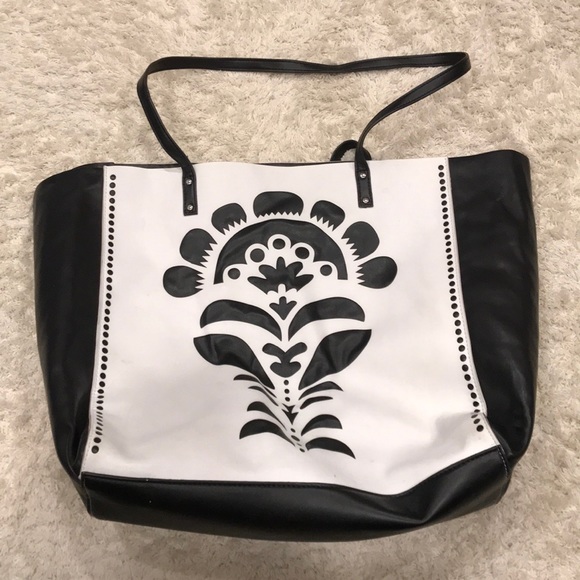 Vera Bradley Handbags - Vera Bradley Faux Leather Tote